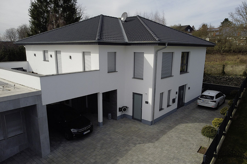 Wohnhaus mit Garage