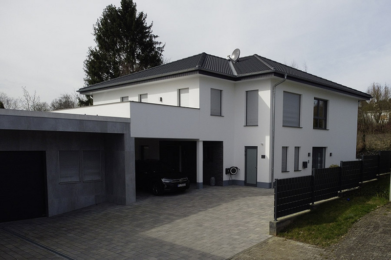 Wohnhaus mit Garage